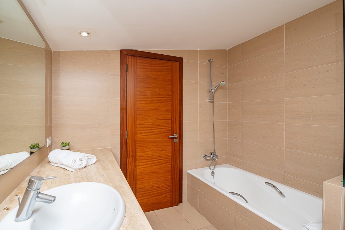 A bathroom with two sinks and a bathtub