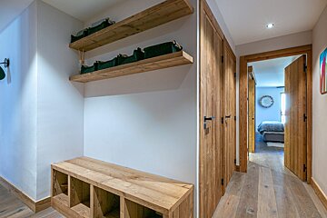 A bathroom with two sinks and a bathtub