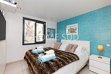 A bedroom with a bed and a blue wall that says home sud