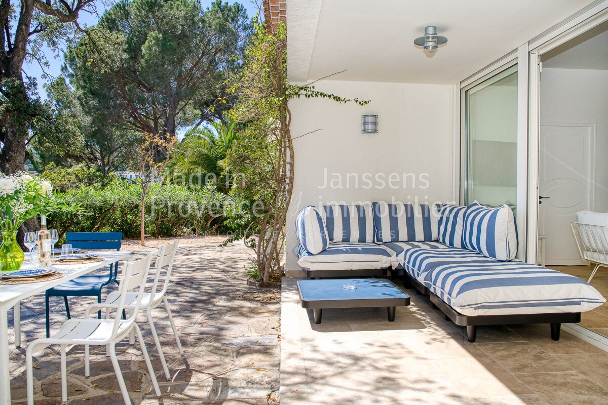 The word janssens that is on a white wall