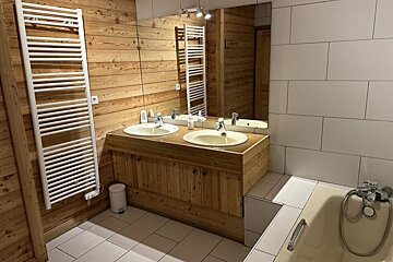 A bathroom with two sinks and a bathtub