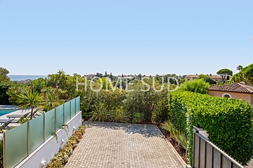 A view of the ocean from home sud