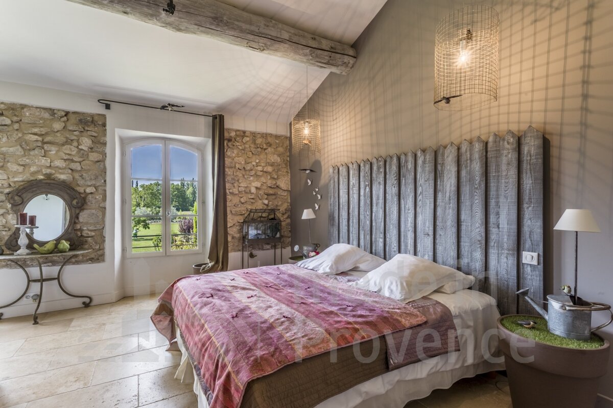 A bedroom with the word provence on the wall