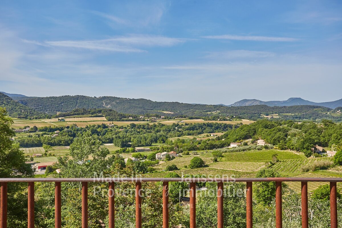 The word janssens is on the railing of a balcony
