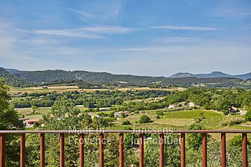 The word janssens is on the railing of a balcony
