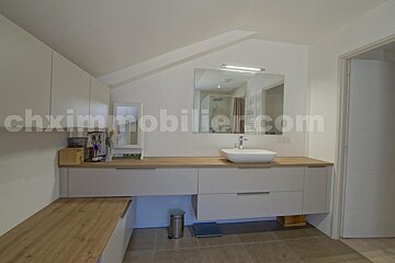 A bathroom with the website chximmobilier.com on the wall