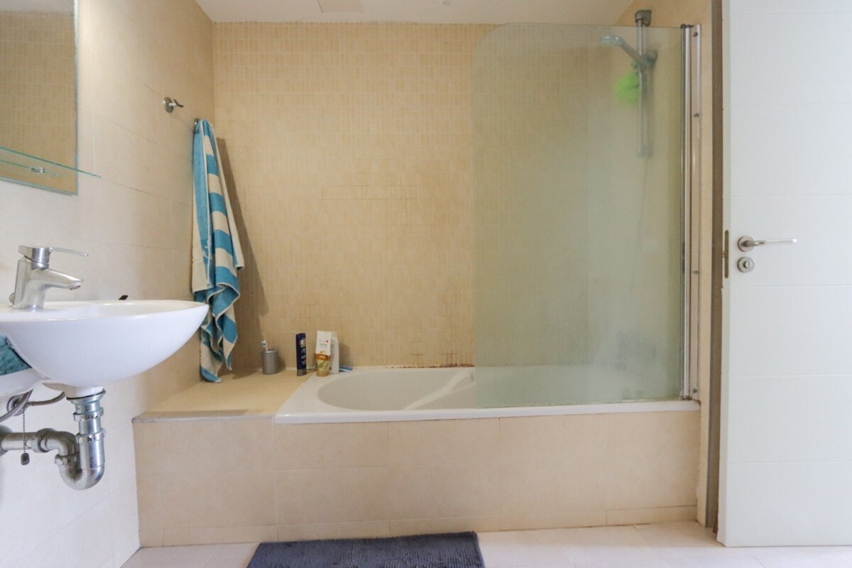 A bathroom with a sink and a bathtub