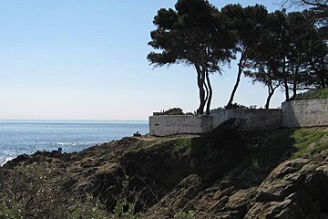 A white wall on a cliff overlooking the ocean