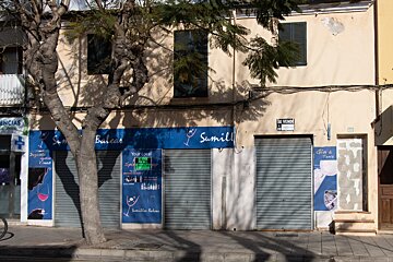 A building with a sign that says le vende on it
