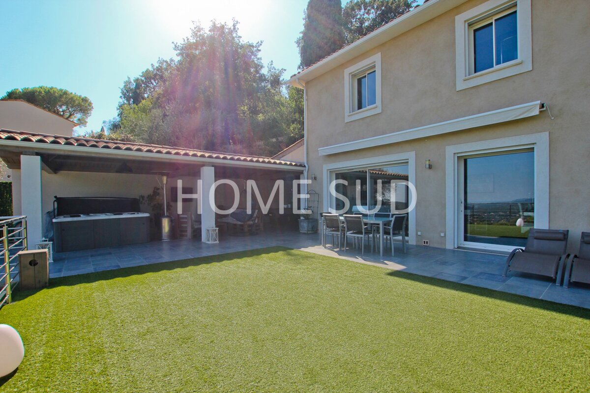 A house with the word home sud on the side
