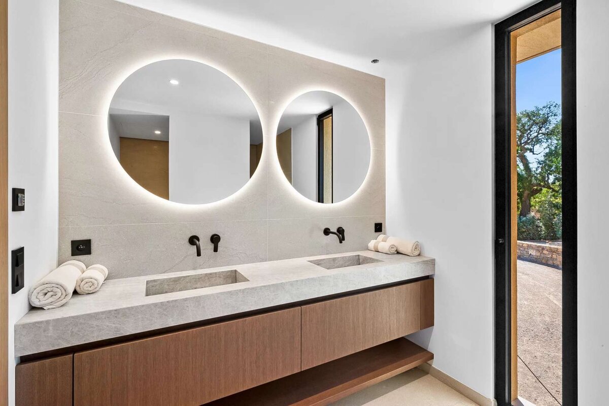 A bathroom with two sinks and two mirrors