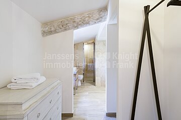 A bathroom with the word janssens on the wall