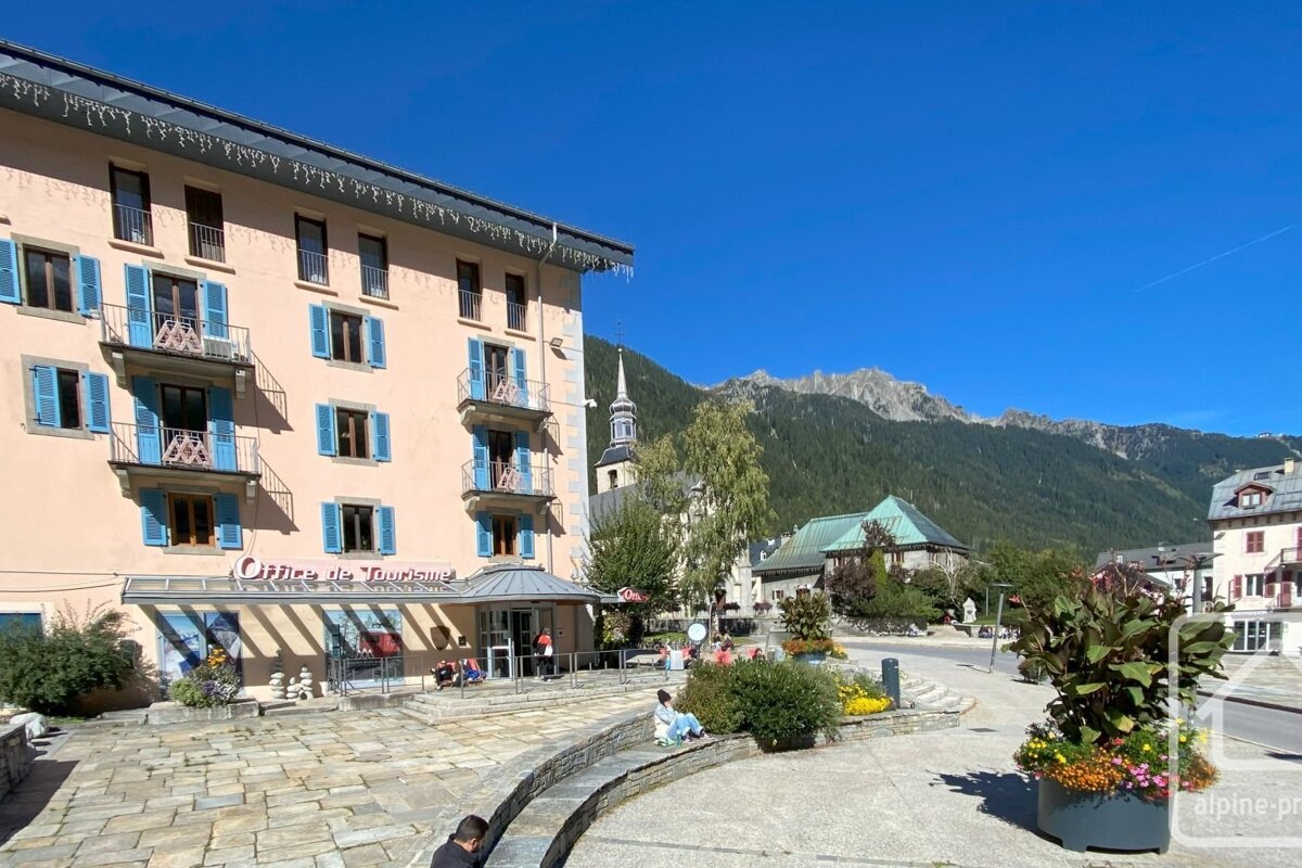 Sunny alpine town: 