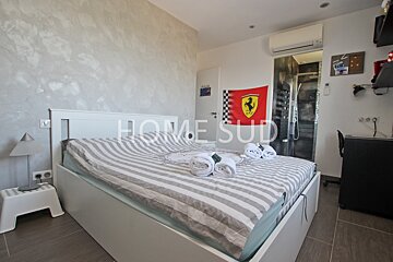 A bedroom with a bed and a sign that says home sud
