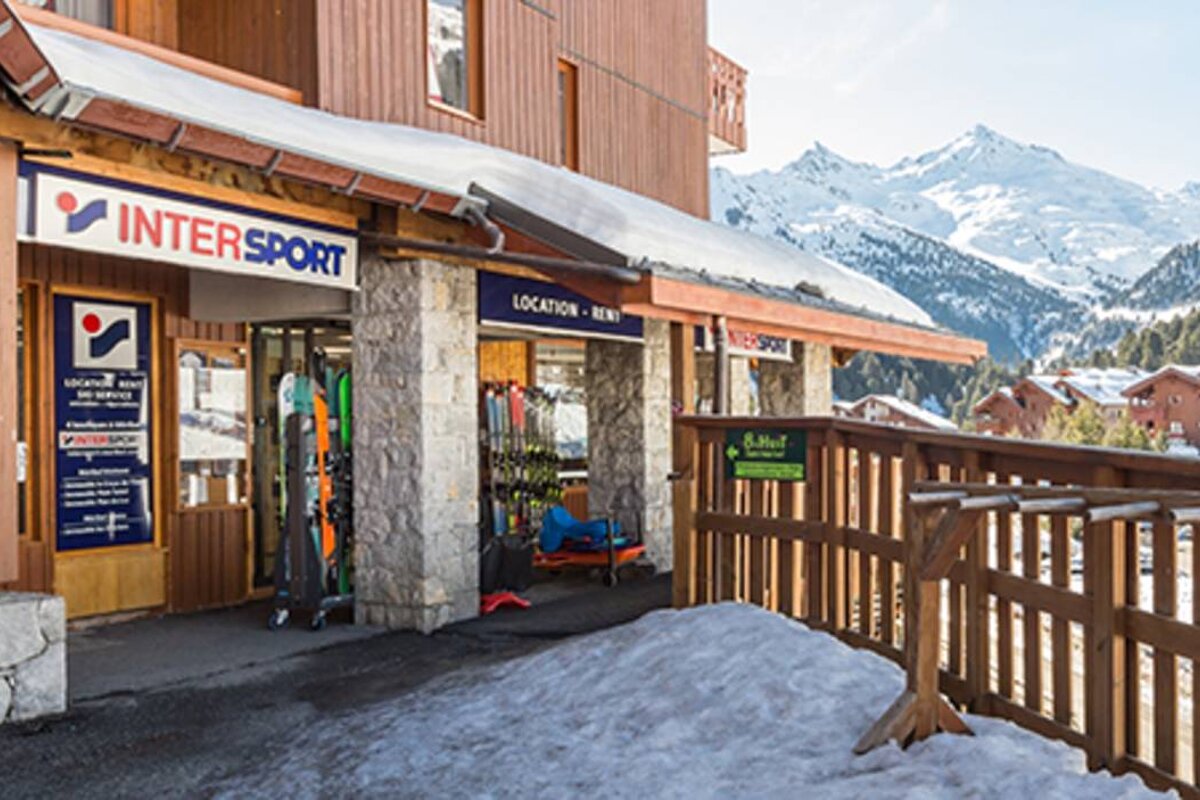 A store front with a sign that says intersport