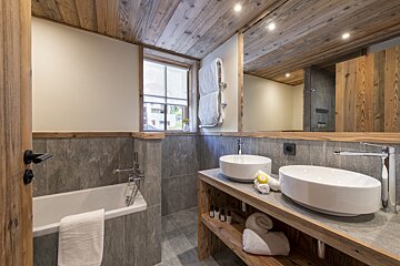 A bathroom with two sinks and a bathtub