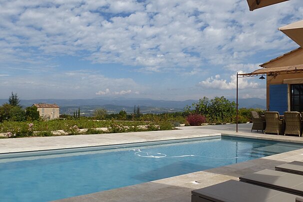A large swimming pool with a view of the mountains