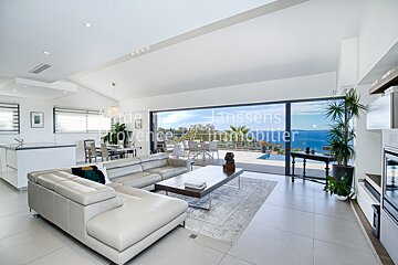 A living room with a couch and a table with the word janssens written on it