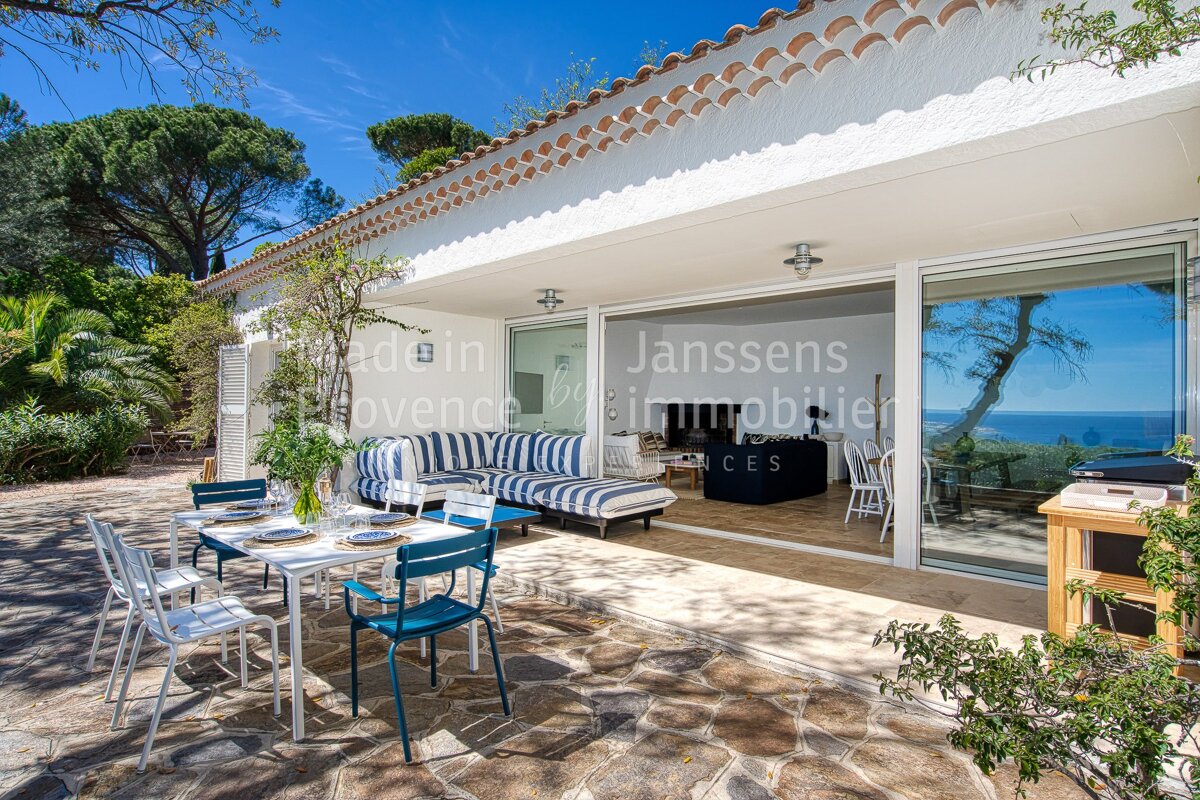 The word janssens that is on a building