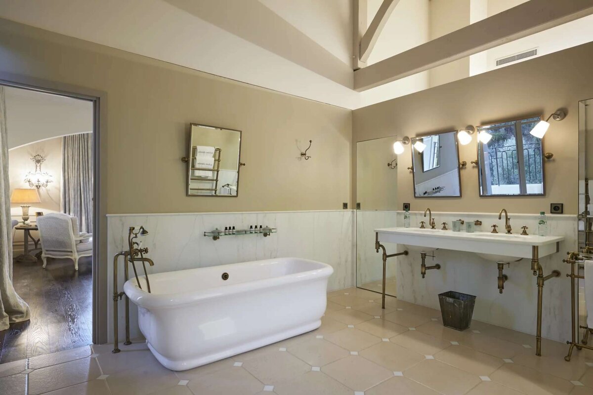 A bathroom with a bathtub and two sinks