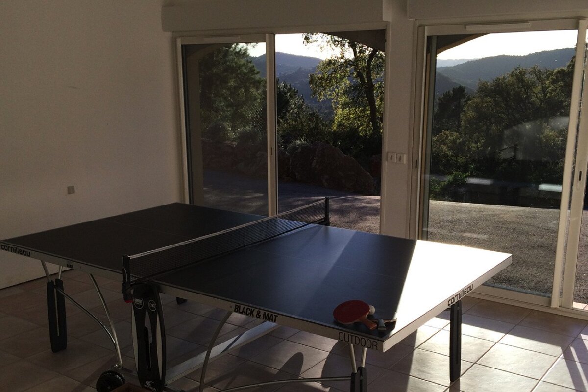 A ping pong table that says black & mat on it