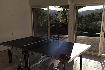 A ping pong table that says black & mat on it