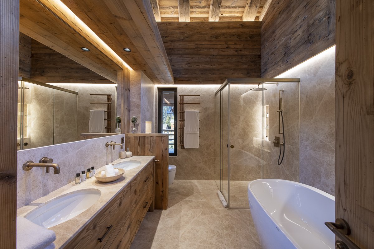 A bathroom with two sinks and a bathtub