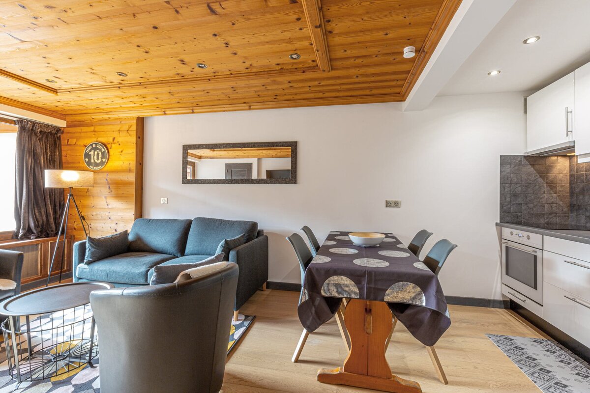 A living room with a sign that says 10 on it
