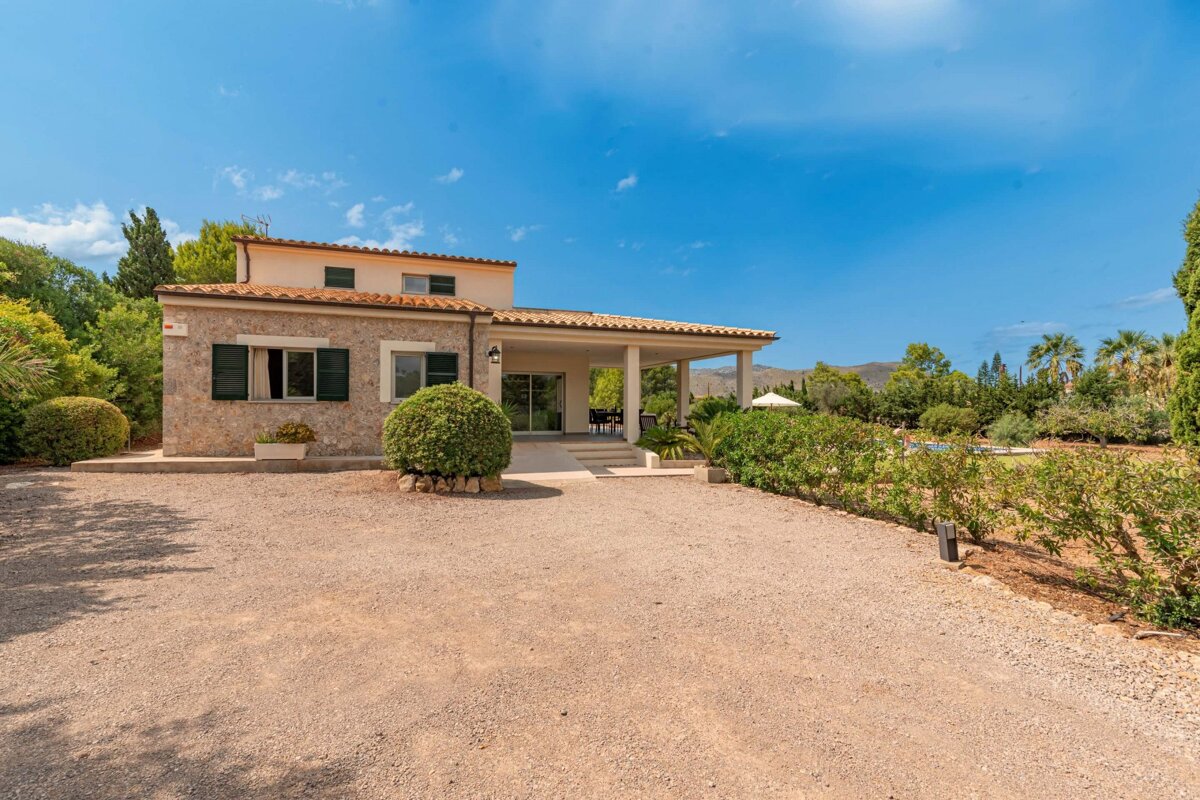 A house with a large driveway leading to it