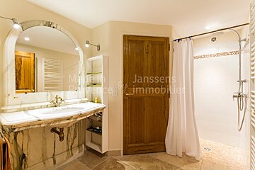 A bathroom with the word janssens written on the wall