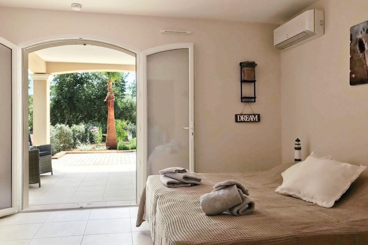 A bedroom with a sign on the wall that says dream