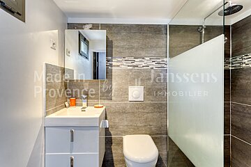A bathroom that is made in provence by janssens immobilier