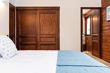A bedroom with a blue blanket on the bed