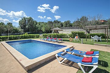 A swimming pool with a sign that says no diving