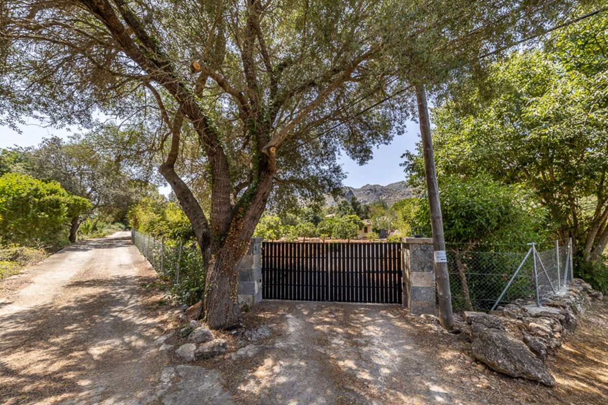 A fence with a sign on it that says no parking