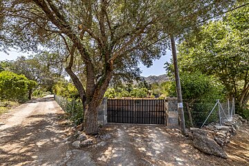 A fence with a sign on it that says no parking