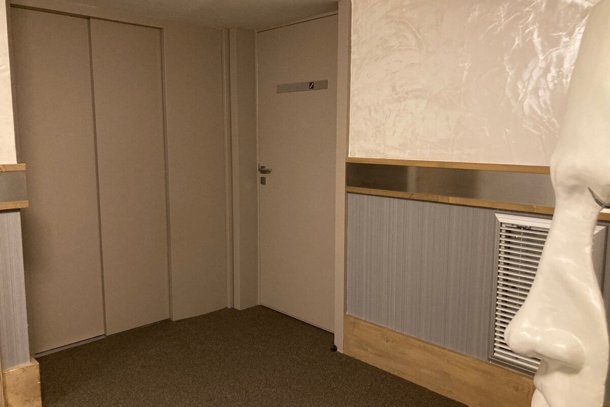 A hallway with a door that has the number 5 on it