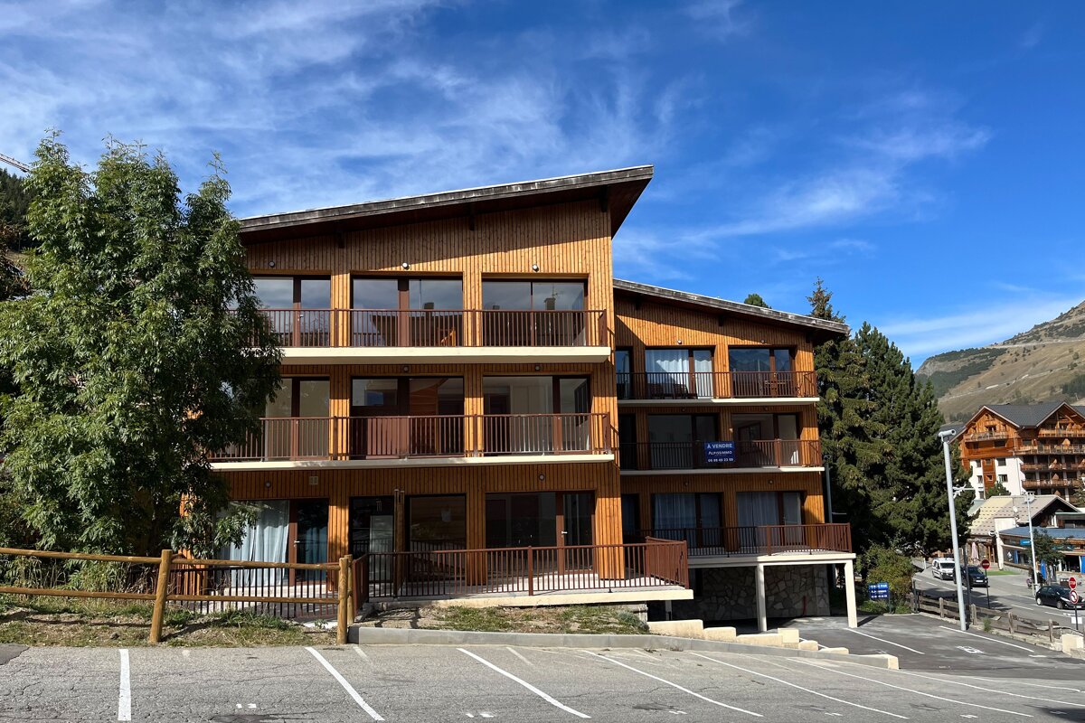 A building with a sign that says ' vendre ' on it