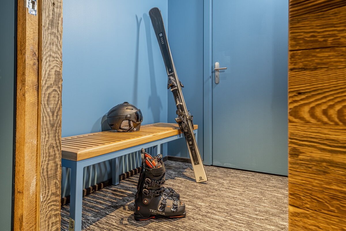A pair of skis with the word salomon on them