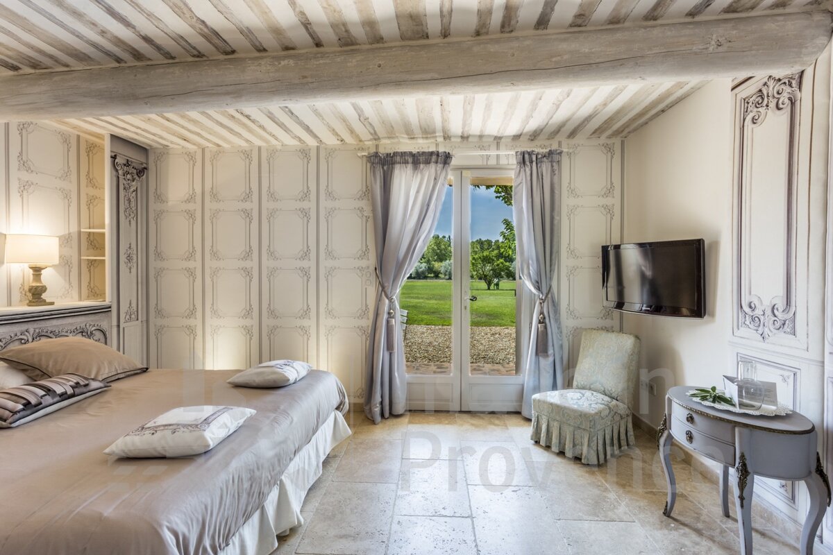 A bedroom with the word provence on the wall