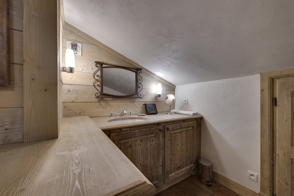 A bathroom with a sink and a mirror that says ' lg ' on it