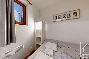 A bedroom with a bed and a picture above it that says alpine-pro