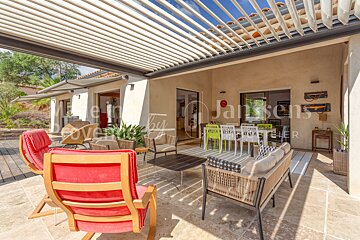 The word janssens is on the side of a house