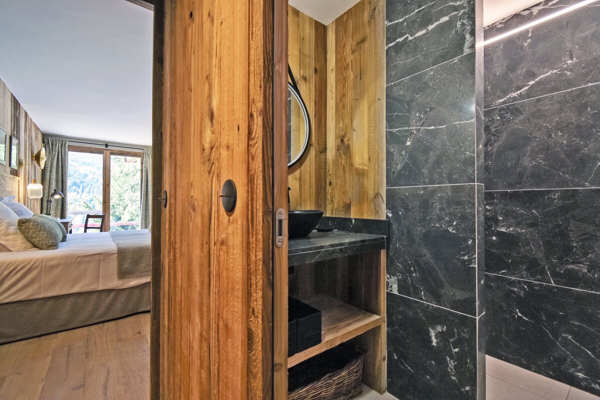 A bathroom with a sink and a mirror in it