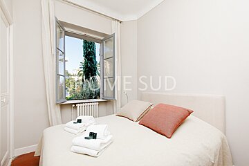 A bedroom with a bed and a window that says home sud