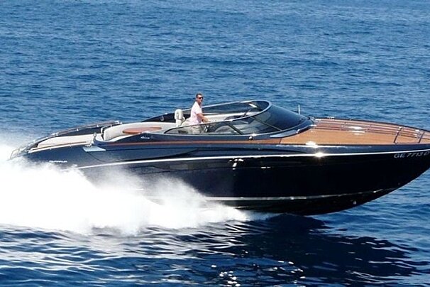 A speed boat with a license plate that says ge 77107