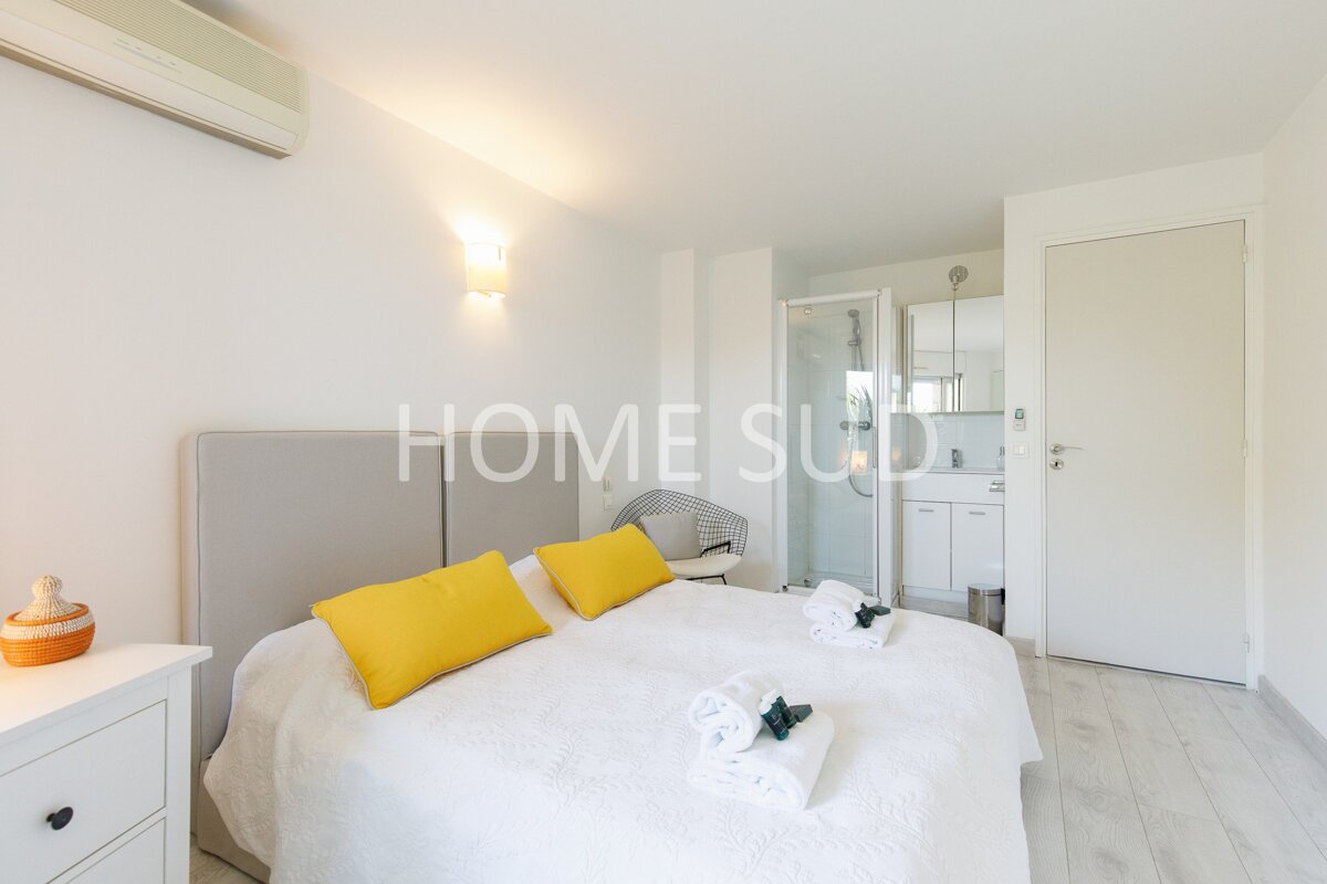 A bedroom with a bed and a door that says home sud