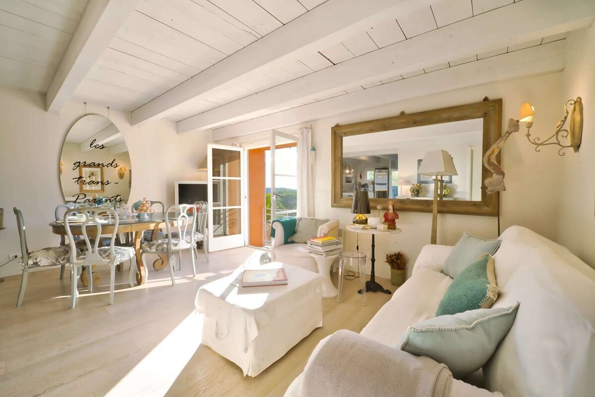 A living room with a large mirror that says les grands