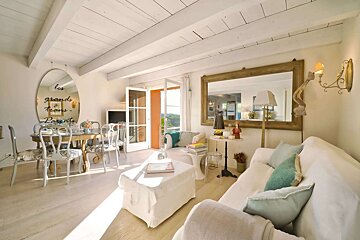 A living room with a large mirror that says les grands