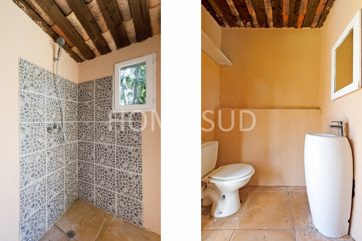 A bathroom with the word sud on the wall